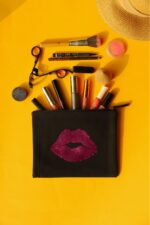 کیف ارایشی و مهمانی مخمل کژوال لب براق و پولکی میبیلین - Image 2