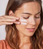 فلویید ضدآفتاب و رفع لک بی رنگ ایزدین SPF50  | پکینگ جدید - Image 3