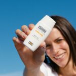 فلویید ضدآفتاب و رفع لک بی رنگ ایزدین SPF50  | پکینگ جدید - Image 2